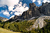 Trekking nel Parco Naturale Puez-Odle. La lunga discesa dal Rifugio Puez a Selva in Valgardena lungo la Vallelunga. 